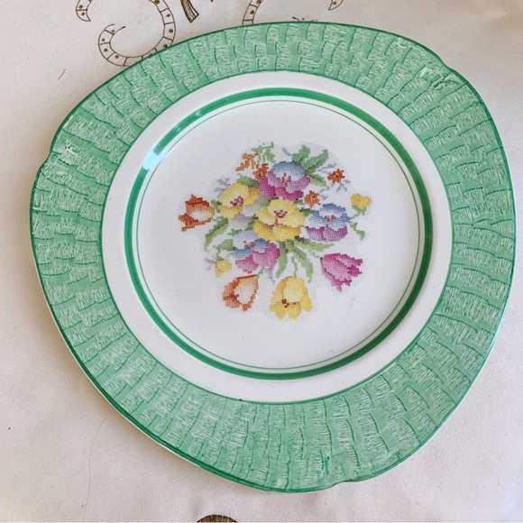 Vintage H&K Tunstall triangular plate with needlepoint flower motif - Picture 1 of 4